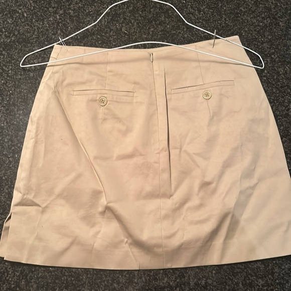 BCBG MAXAZRIA BEIGE MINI SKIRT SIZE 4 WITH TWO BACK POCKETS WITH SMALL SLIT - Picture 2 of 3